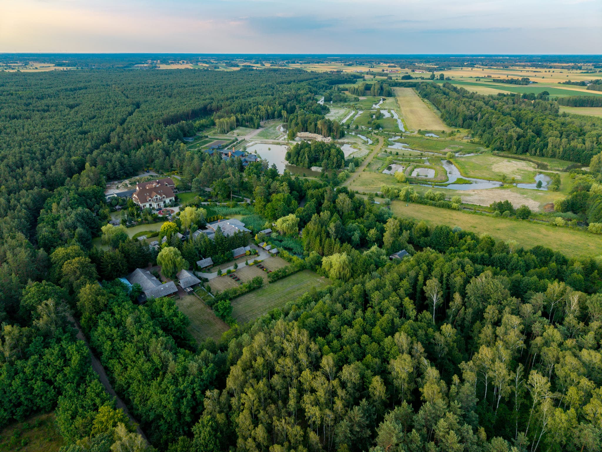 Widok z góry na hotel JK Dwór Grabowszczyzna i otaczającą naturę